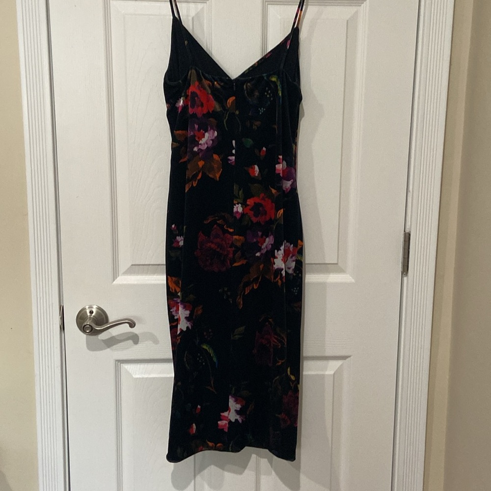 Floral velvet cocktail dress- Black Halo - Picture 4 of 6